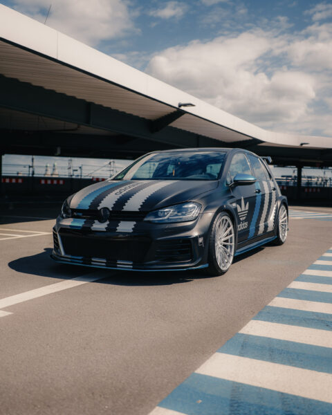 Golf 7 R mit Universal Kennzeichenhalter Klik von LVL7EVEN