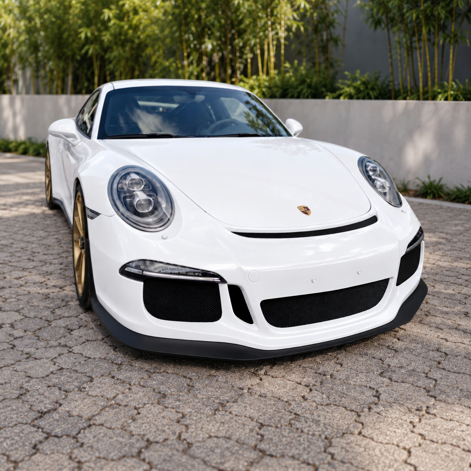 Rahmenloser Kennzeichenhalter Porsche GT3 991 weiß mit goldenen Felgen